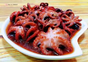 炒好的章鱼装入盘中就大功告成了