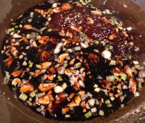 放入调味料糖、一品鲜酱油、蚝油炒匀