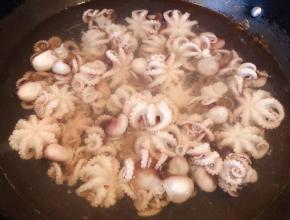 锅中烧开水放入章鱼焯水同时放入料酒去腥