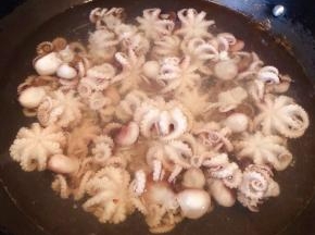 锅中烧开水放入章鱼焯水同时放入料酒去腥