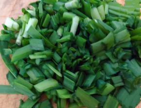 韭菜切一厘米宽的粒状