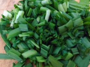 韭菜切一厘米宽的粒状