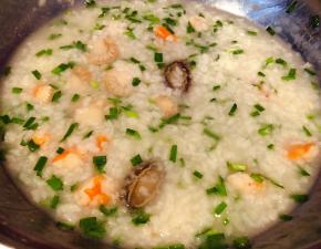 煮至海鲜入味米粥粘稠就差不多了