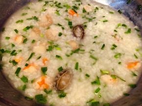煮至海鲜入味米粥粘稠就差不多了