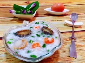 美味可口的鲍鱼海鲜粥装入容器中就大功告成了