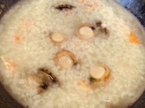 放入鲍鱼、海虾、扇贝煮十分钟