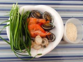 准备原材料鲍鱼、海虾、扇贝先煮成七分熟、大米、韭菜