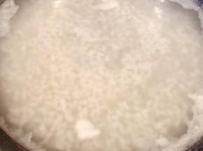 大米煮至七成熟改中火煮