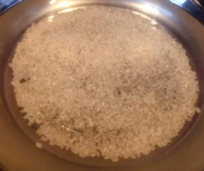 大米放入锅中淘洗干净添加适量清水大火煮起来