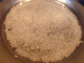 大米放入锅中淘洗干净添加适量清水大火煮起来
