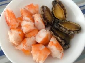 海鲜切成大小的小段鲍鱼去壳取出肉肉