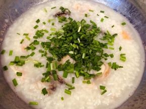 放入韭菜改小火煮两分钟