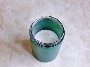 酸奶杯消毒后擦干，加入一半纯牛奶，加入菌粉，糖。
