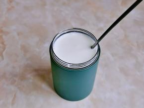 再加入另一半纯牛奶搅拌均匀。