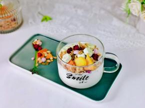 再加入果干麦片就可以啦！