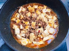 加入少许水，小火慢炖5分钟左右！