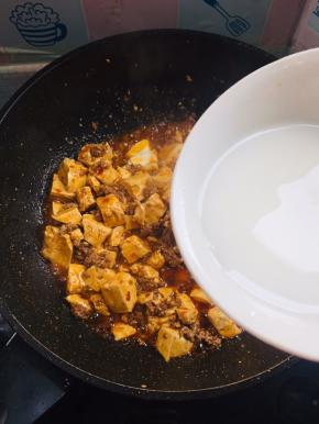 放入适量的水淀粉翻炒片刻！