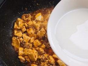 放入适量的水淀粉翻炒片刻！