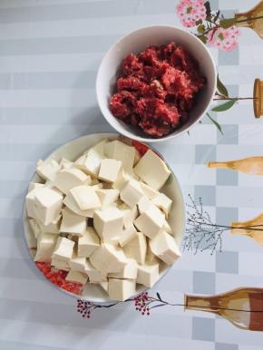 猪肉剁成肉糜，豆腐切成小块备用！