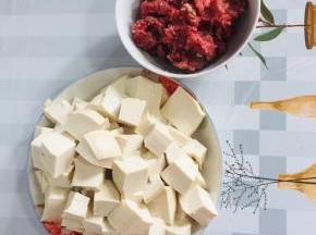 猪肉剁成肉糜，豆腐切成小块备用！