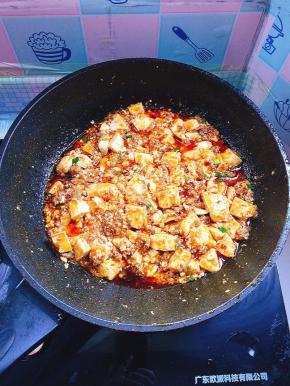 起锅前放入1勺鸡精和适量的葱花翻炒均匀即可！