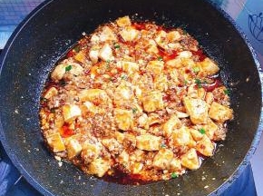 起锅前放入1勺鸡精和适量的葱花翻炒均匀即可！