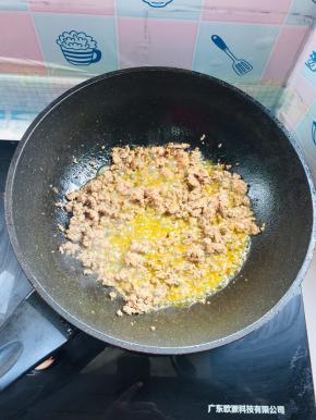 起锅烧油，放入肉糜煸炒至变色！