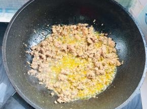 起锅烧油，放入肉糜煸炒至变色！