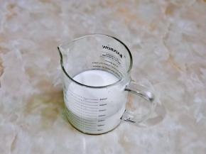 首先将牛奶与细砂糖混合，糖的量可以根据个人口味增减，我这个量是微甜。