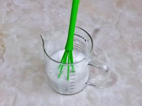 用手动打蛋器打至均匀。