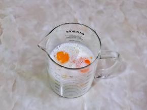 再磕入两枚鸡蛋，我用的全蛋，草鸡蛋比较小。