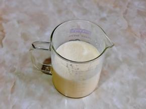 搅拌均匀这样椰蓉蛋液就做好啦。