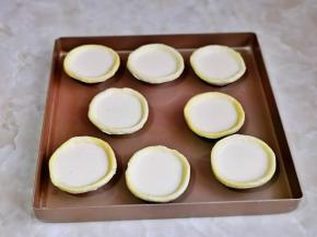 蛋挞皮摆放烤盘中，倒入做好的蛋液，8分满即可，这个蛋液8个大号蛋挞皮正好。