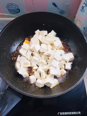 倒入豆腐翻炒片刻！