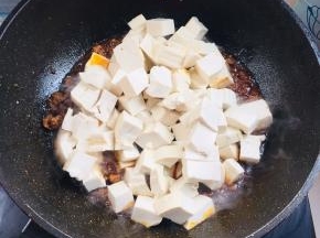 倒入豆腐翻炒片刻！