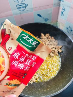 放入太太乐麻婆豆腐调味料翻炒均匀！