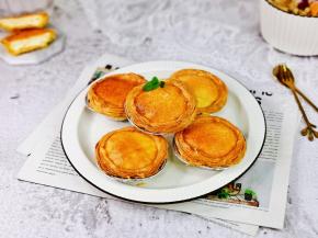 戴上隔热手套取出蛋挞装盘。