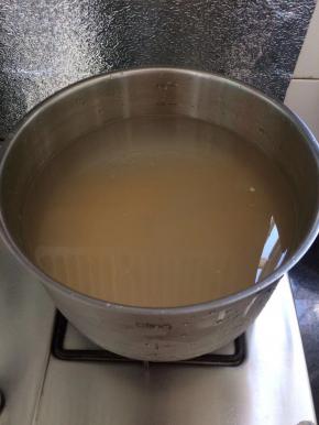 放入锅中，加入足够量的水。