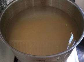 放入锅中，加入足够量的水。