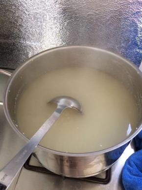 盖上盖子，大火煮开，撇掉浮沫。