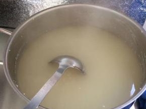 盖上盖子，大火煮开，撇掉浮沫。