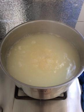 转中小火继续煮。