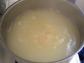 转中小火继续煮。