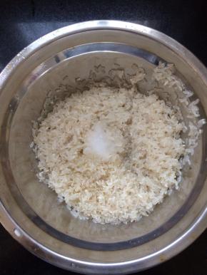 大米淘洗干净，加入少许的盐和油，在加入适量的水浸泡1小时。