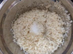 大米淘洗干净，加入少许的盐和油，在加入适量的水浸泡1小时。