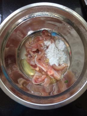 鸡肉处理干净后，切成长条，加入少许的盐，油，淀粉。