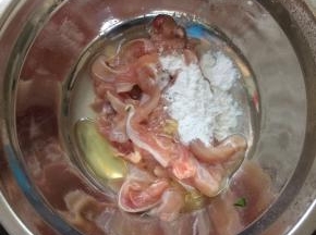 鸡肉处理干净后，切成长条，加入少许的盐，油，淀粉。