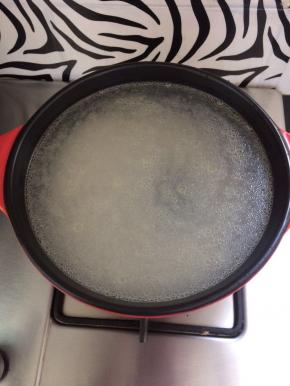 浸泡后的大米放入砂锅中，加入适量的水。