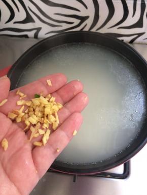 加入姜末。