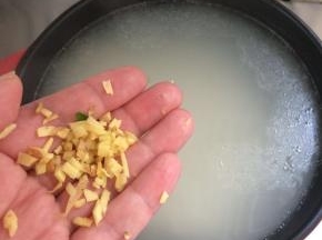 加入姜末。